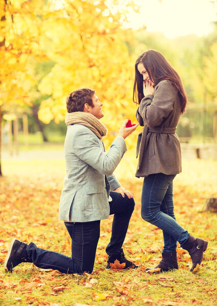 Uomo che propone a una donna nel parco autunnale — Foto Stock