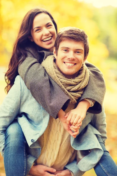 Pareja romántica jugando en el parque de otoño — Foto de Stock