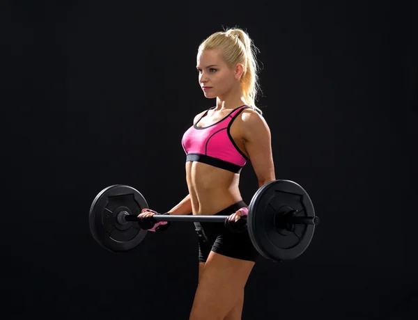 Mulher desportiva exercendo com barbell — Fotografia de Stock