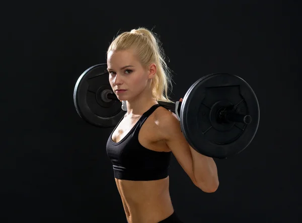 Sportliche Frau trainiert mit Langhantel — Stockfoto