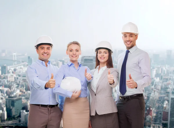 Feliz equipo de negocios en la oficina mostrando pulgares hacia arriba —  Fotos de Stock