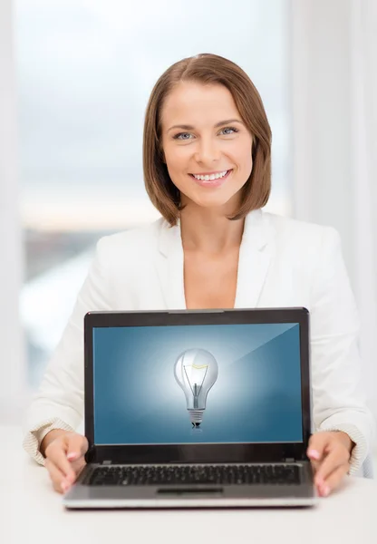 Mujer de negocios sonriente con computadora portátil — Foto de Stock