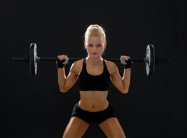 Mulher desportiva exercendo com barbell — Fotografia de Stock