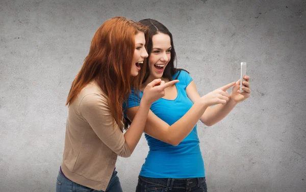 Due adolescenti sorridenti con smartphone — Foto Stock