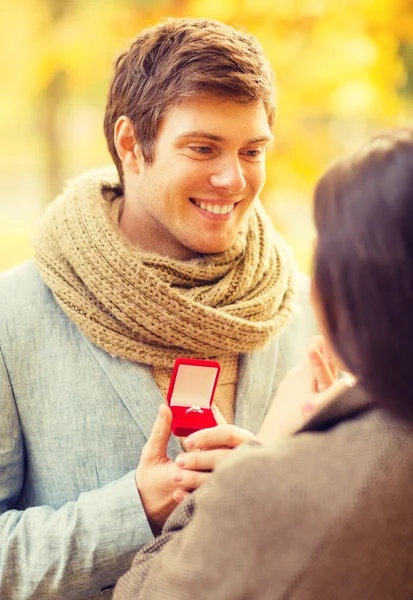 Hombre proponiéndole matrimonio a una mujer en el parque de otoño — Foto de Stock