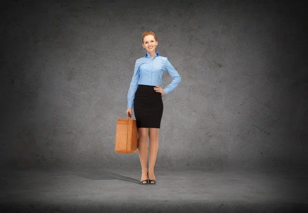 Femme d'affaires souriante avec valise — Photo