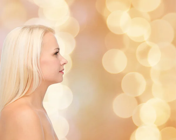 Glimlachende jonge vrouw — Stockfoto