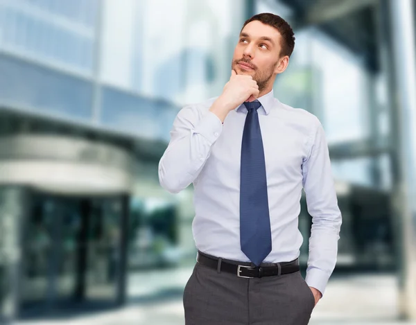 Schöner Geschäftsmann, der nach oben schaut — Stockfoto