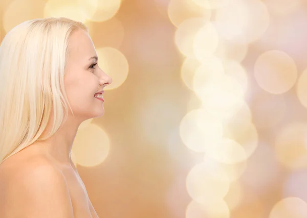 Lächelnde junge Frau — Stockfoto