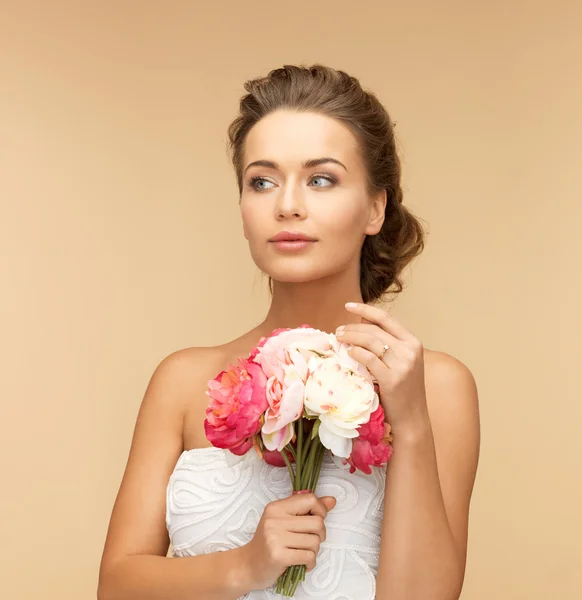 Mulher com buquê de flores — Fotografia de Stock