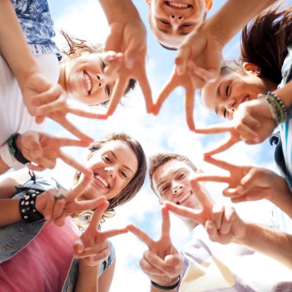 Група підлітків, що показують палець п'ять — стокове фото