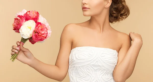 Mujer con ramo de flores — Foto de Stock