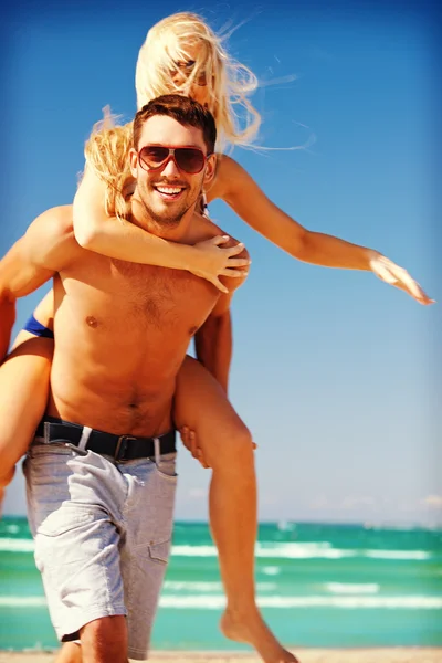 Lyckliga par solglasögon på stranden — Stockfoto