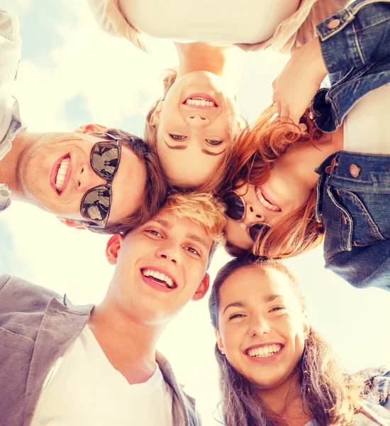 Grupo de adolescentes mirando hacia abajo — Foto de Stock