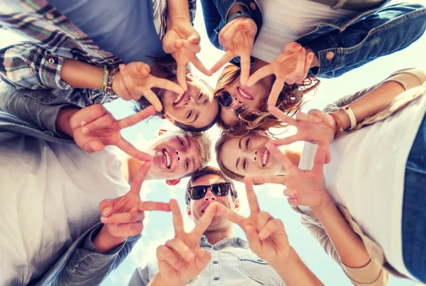 Gruppe von Jugendlichen zeigt Finger fünf — Stockfoto