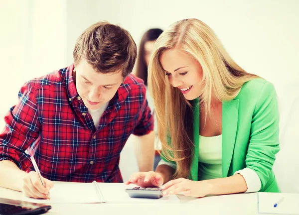 Studenti che fanno matematica a scuola — Foto Stock