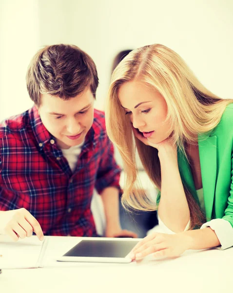 Schüler schauen in der Schule auf Tablet-PC — Stockfoto