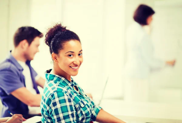 Internationaler Student studiert am College — Stockfoto