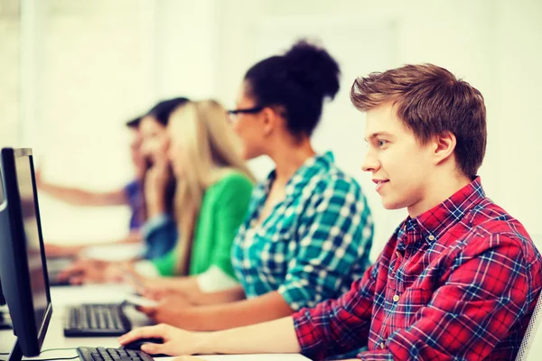 Studente con computer che studia a scuola — Foto Stock