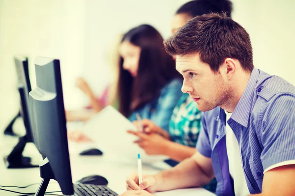 Studente con computer che studia a scuola — Foto Stock