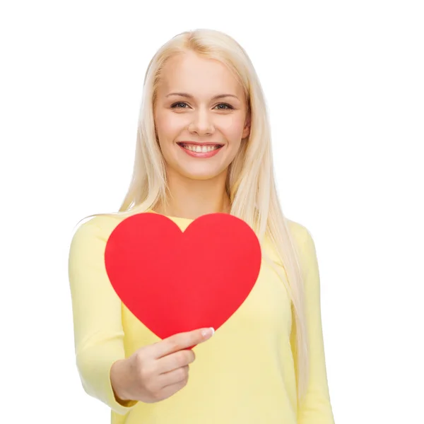 Mulher sorridente com coração vermelho — Fotografia de Stock