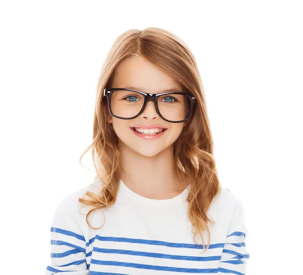 Sonriente linda niña con gafas negras — Foto de Stock