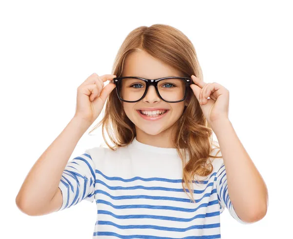 Sorrindo bonito menina com óculos pretos — Fotografia de Stock