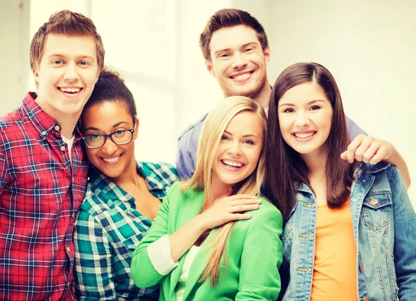 Groep studenten op school — Stockfoto