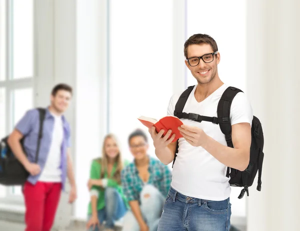 Estudante viajante com mochila e livro — Fotografia de Stock