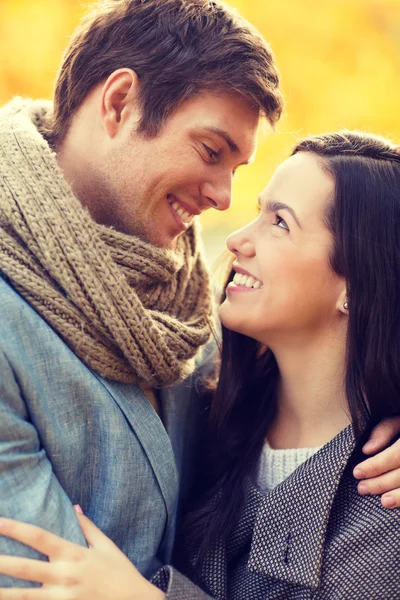 Romantic couple kissing in the autumn park — Stock Photo, Image