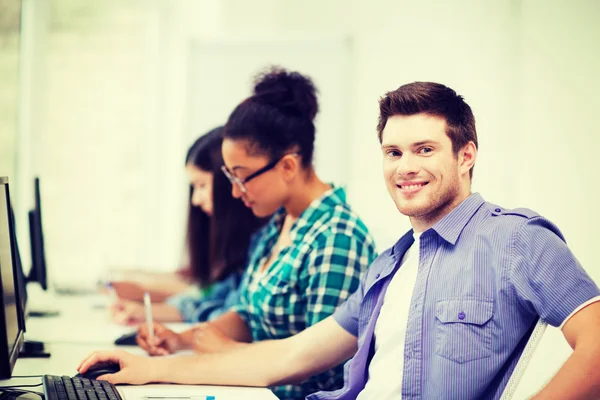 Studente con computer che studia a scuola — Foto Stock