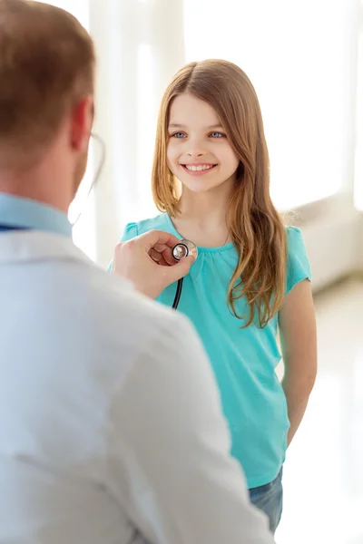 Male doctor with stethoscope listening to child — Stock Photo, Image