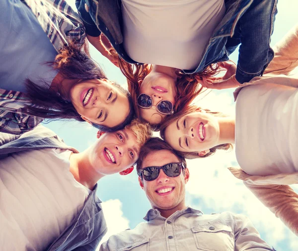 Gruppo di adolescenti guardando in basso — Foto Stock