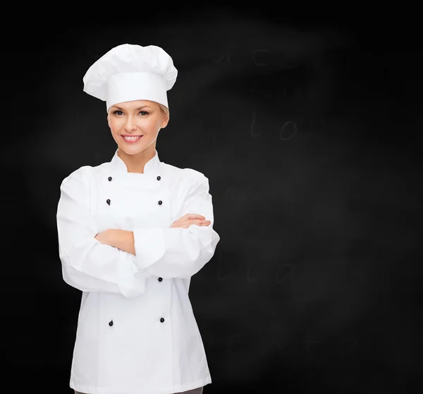 Улыбающаяся шеф-повар со скрещенными руками — стоковое фото