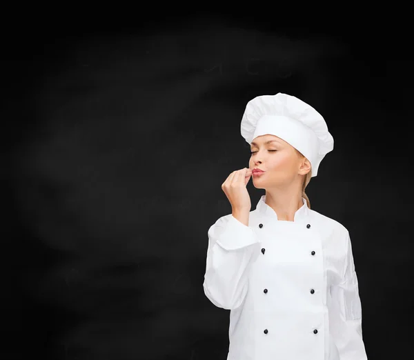 Sorrindo chef feminino mostrando sinal delicioso — Fotografia de Stock