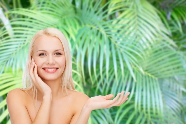 Sorrindo mulher segurando frasco loção imaginária — Fotografia de Stock