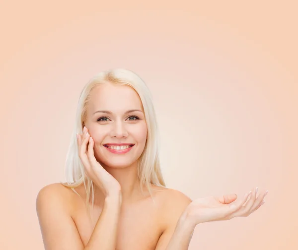 Sorrindo mulher segurando frasco loção imaginária — Fotografia de Stock