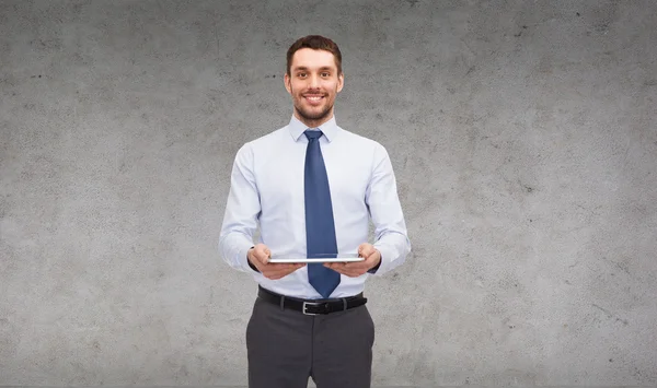 Junge Geschäftsfrau mit Tablet-PC — Stockfoto