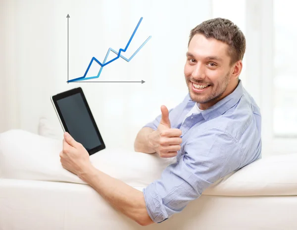 Hombre sonriente trabajando con la tableta PC en casa — Foto de Stock