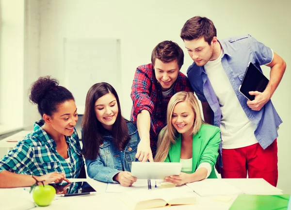 Studenti che guardano tablet pc a scuola — Foto Stock