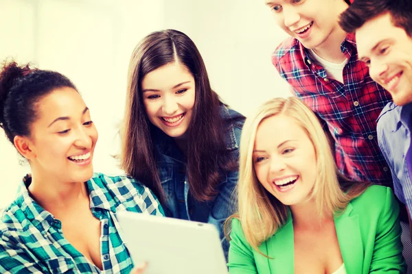 Studenten kijken naar tablet pc in lezing op school — Stockfoto