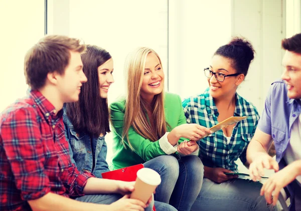 Studenten communiceren en lachen op school — Stockfoto