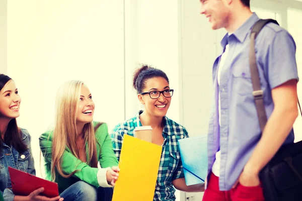 Studenten communiceren en lachen op school — Stockfoto