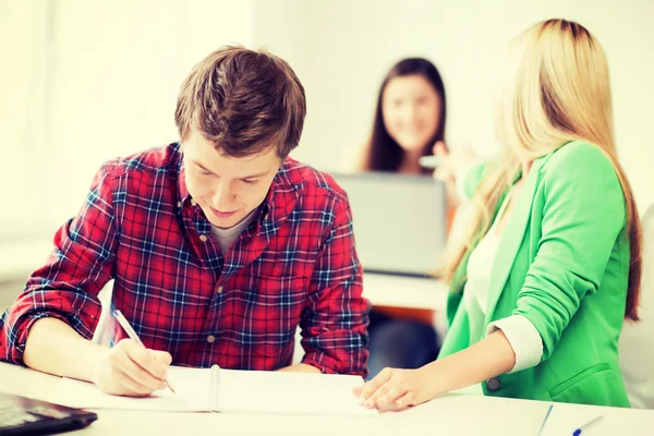 Studenter som skriver något i skolan — Stockfoto