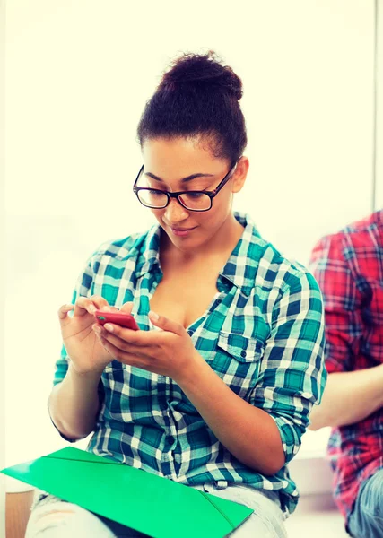 Studente africano che naviga in smartphone a scuola — Foto Stock