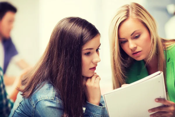 Student tjejer tittar på bärbara datorer i skolan — Stockfoto