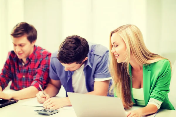 Studenti prova di scrittura o esame a lezione a scuola — Foto Stock