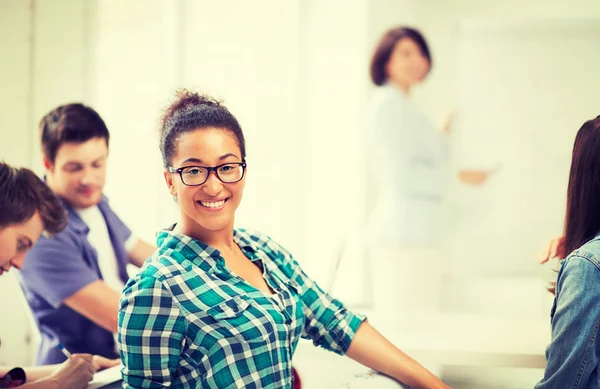 Africano studente ragazza a scuola — Foto Stock