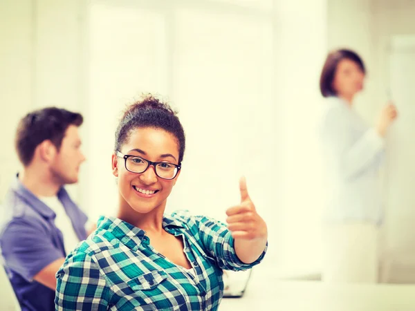 Africana estudiante chica mostrando pulgares arriba — Foto de Stock