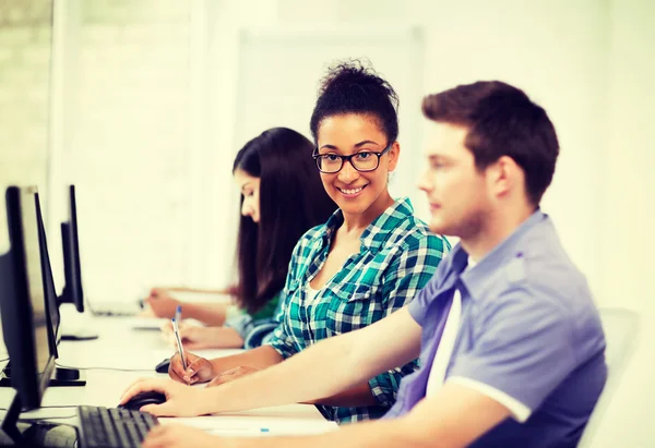 Afrikaanse student met het bestuderen van de computer op school — Stockfoto